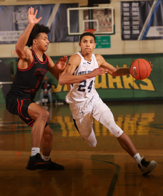 Action photo of Bulldogs’ guard Deshawndre Washington playing in the 2021 NJCAA Division II National Tournament